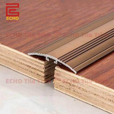 Hartholz-zu-Fliesen-Trennwand, Bodenübergangsstreifen gleicher Höhe